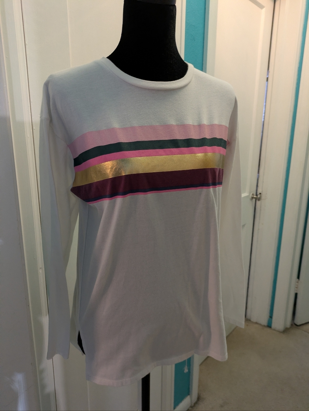 ✨ STUNNING Retro-Vibe Long Sleeve with‎ Metallic Gold Detail ✨